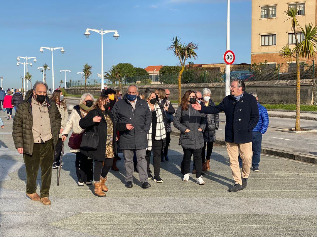 El presidente del PP, Pablo González, junto a las familias del centro. 