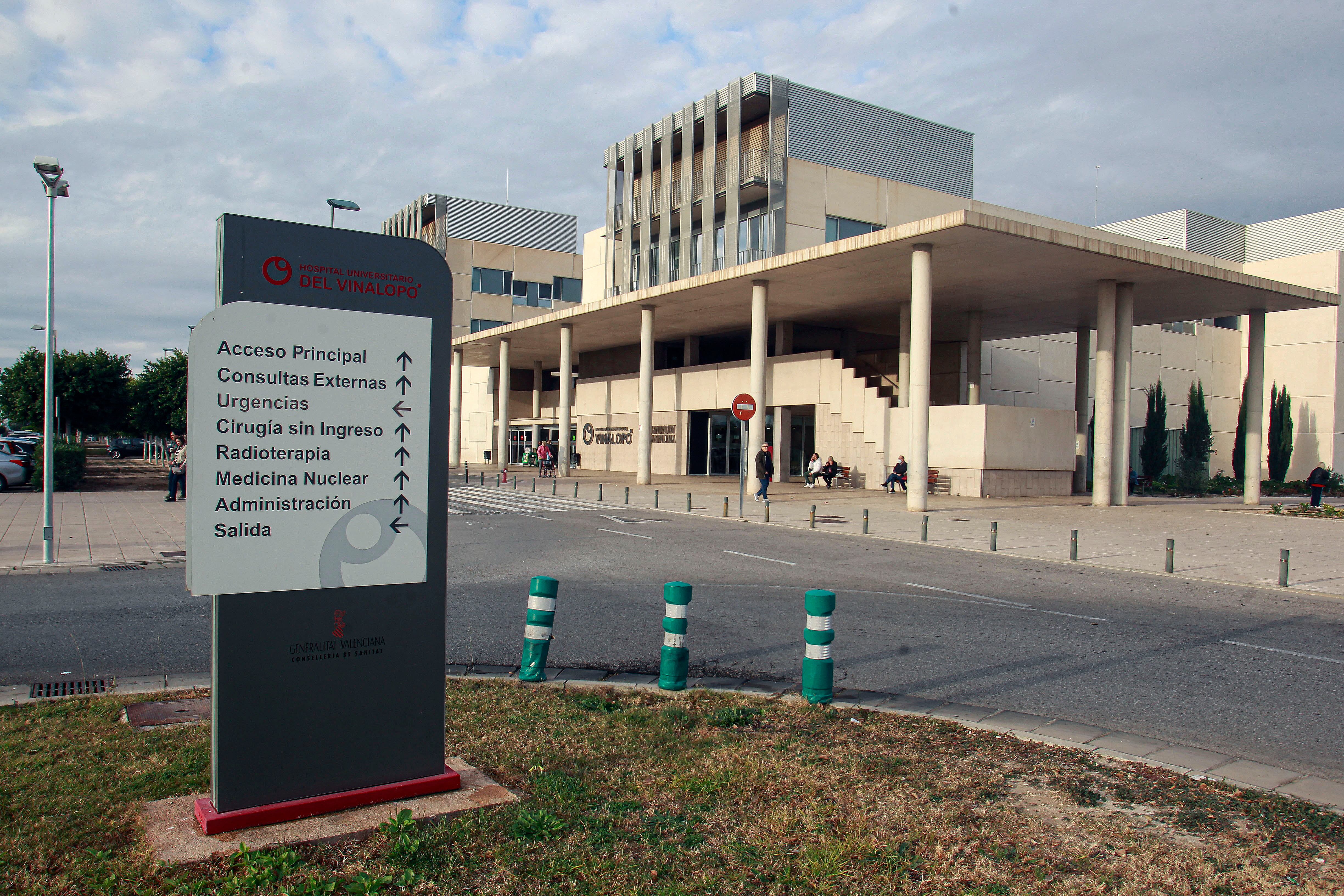 La secretaria general del PSPV-PSOE, Diana Morant, se reúne con portavoces y diputados de la comarca del Vinalopó para analizar la situación del hospital Elx-Vinalopó gestionado por Ribera Salud. En la imagen el hospital esta mañana de viernes. EFE/Pep Morell