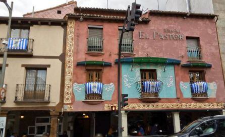 Engalanadas, las calles de la villa visten con las banderas del club.