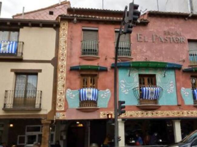 Engalanadas, las calles de la villa visten con las banderas del club.