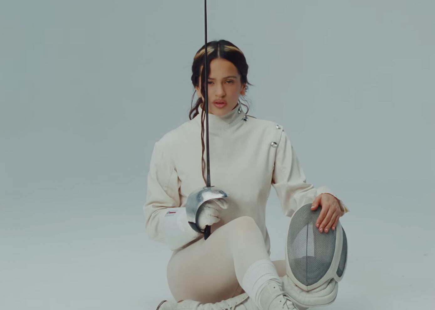 Rosalía en el videoclip de La Perla.