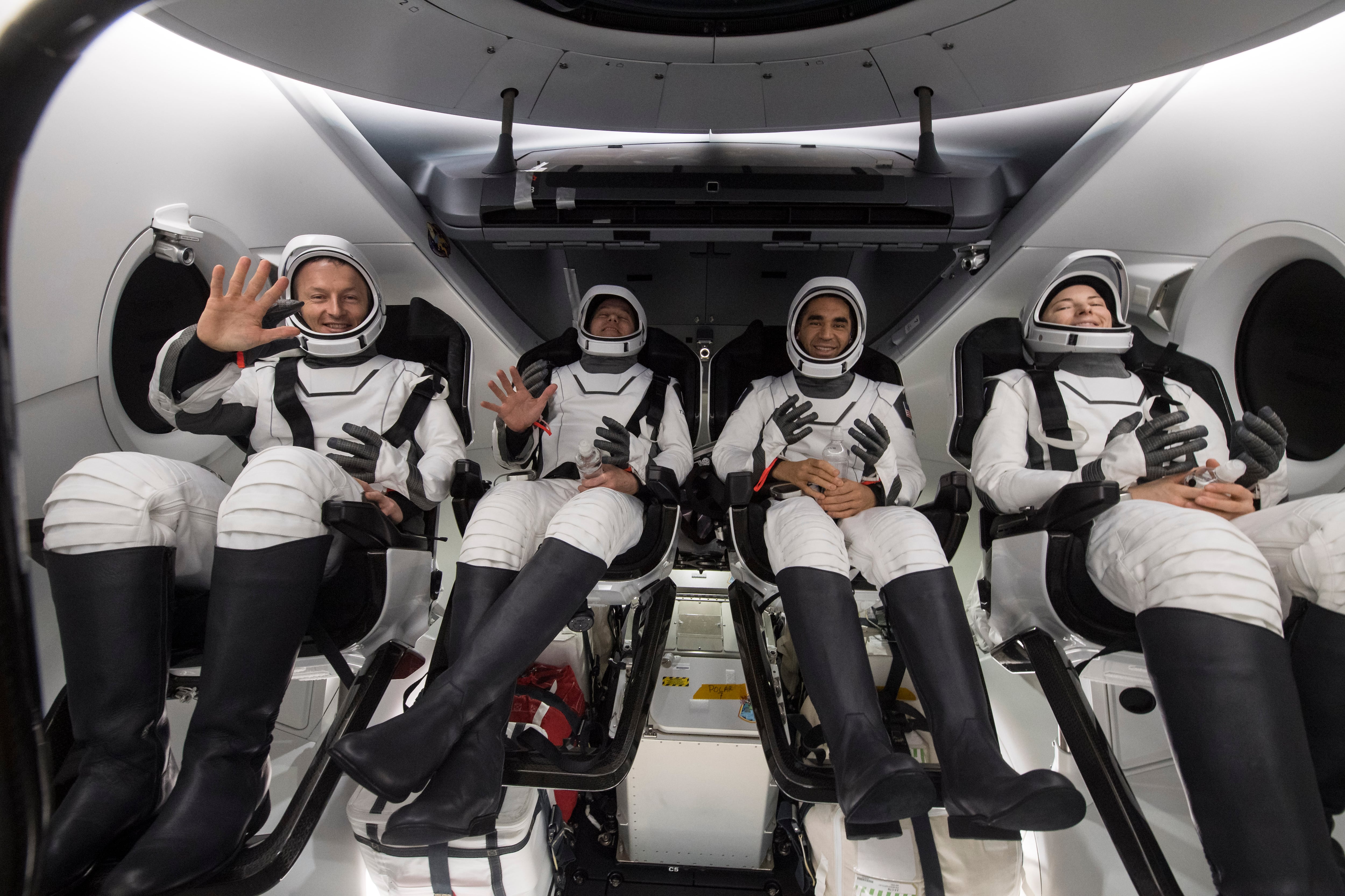 La Crew-4 está integrada por los astronautas de la NASA Kjell Lindgren, Robert Hines y Jessica Watkins, así como la italiana Samantha Cristoforetti, de la  ESA.