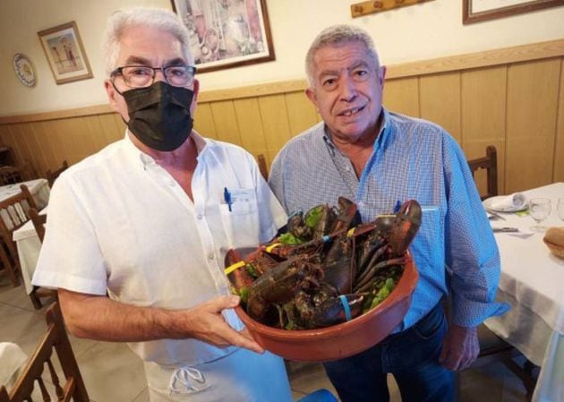 Los hermanos Regino y Juan Artero en el bar Paloma II de Madrid.