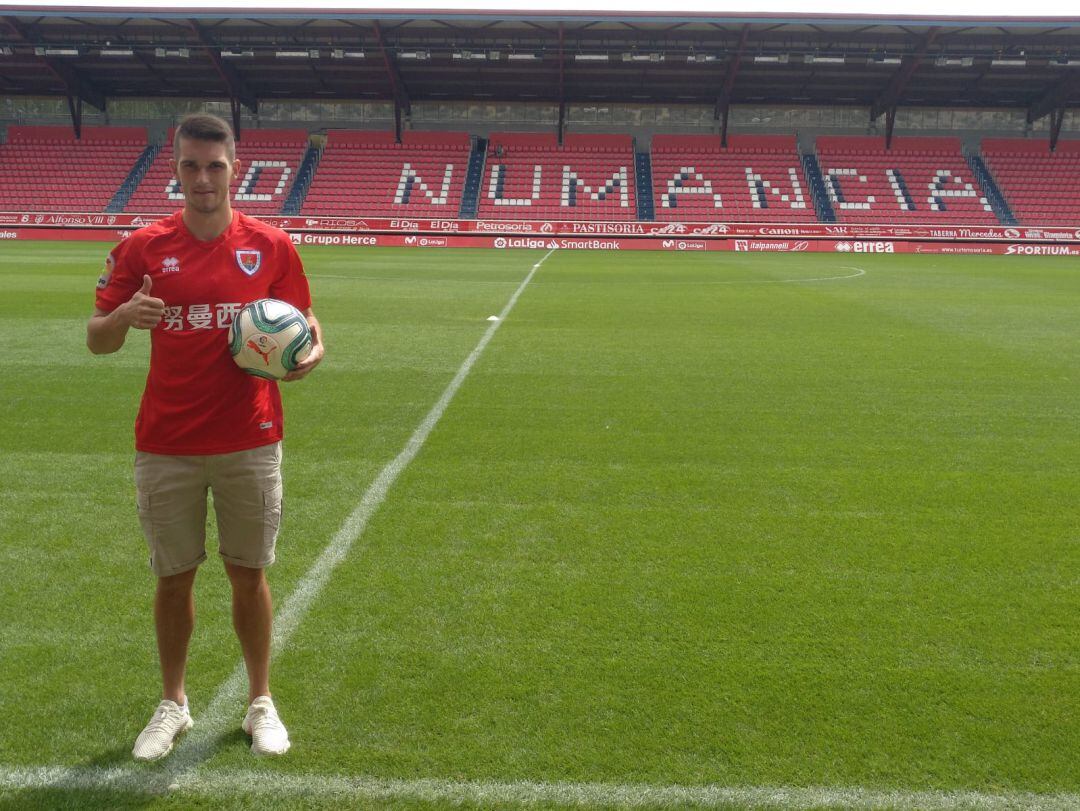 Igor Zlatanovic, con la camiseta del Numancia en Los Pajaritos.