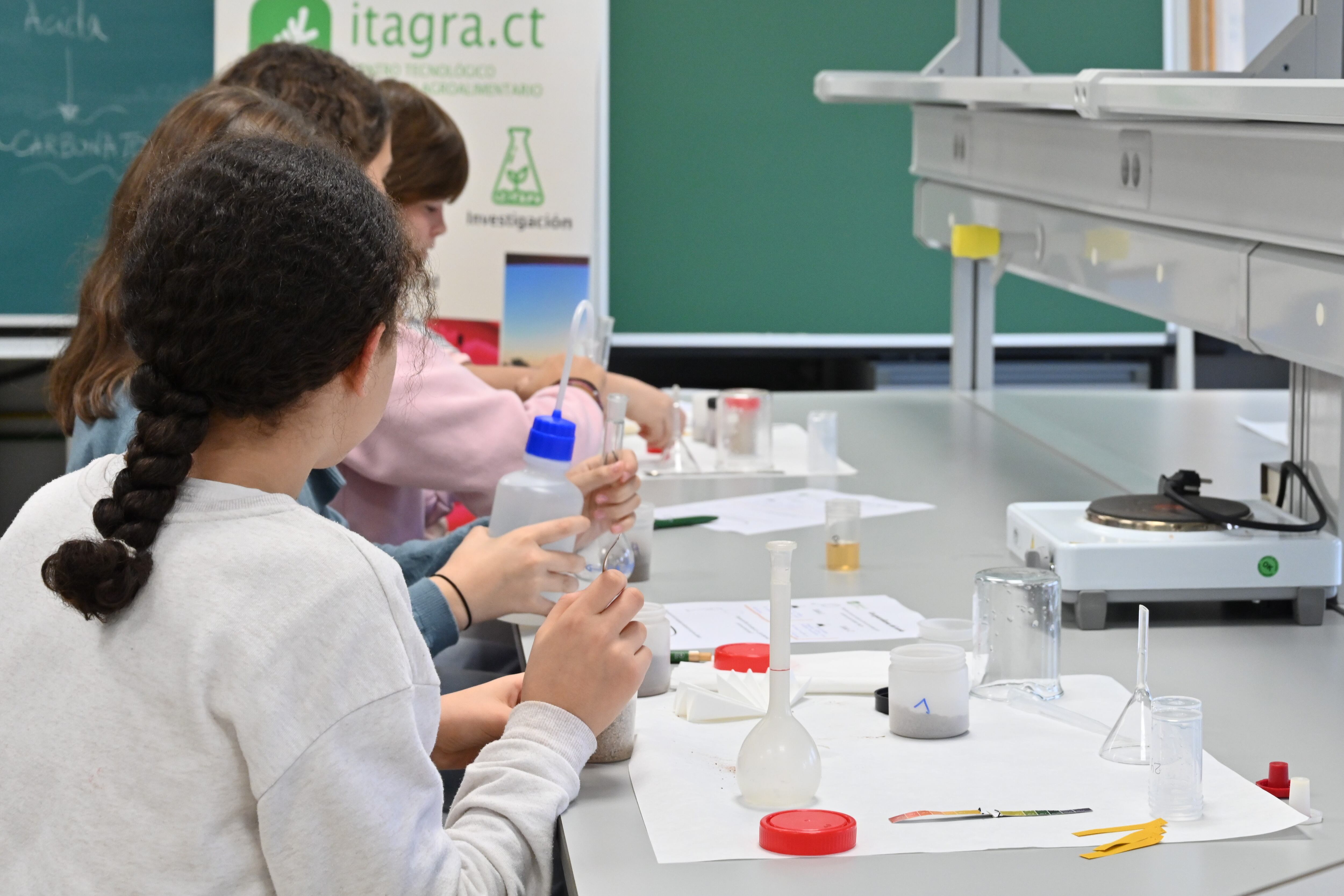 Semana de la Ciencia, proyecto Guardianes del Suelo, niños laboratorio