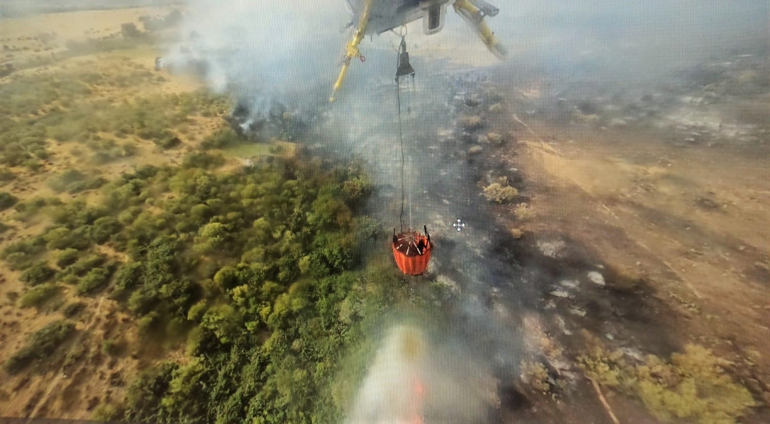 Descarga del helicóptero Bravo 1 de MedinaDePomar en el incendio de Navafría