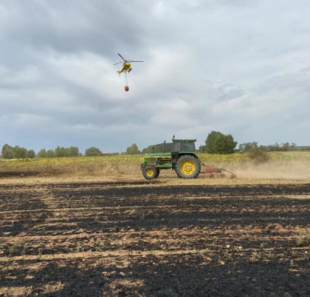 El helicópero contra incendios colaboró con los bomberos de Aranda en la extinción del fuego en Cantaburros