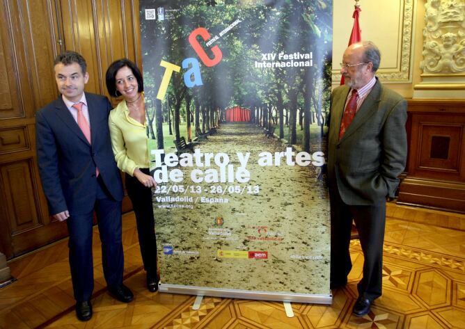 Jesús García, gerente de Aguas de Valladolid (1i), Mercedes Cantalapiedra (2i) y Javier León (d), en la presentación del TAC 2013