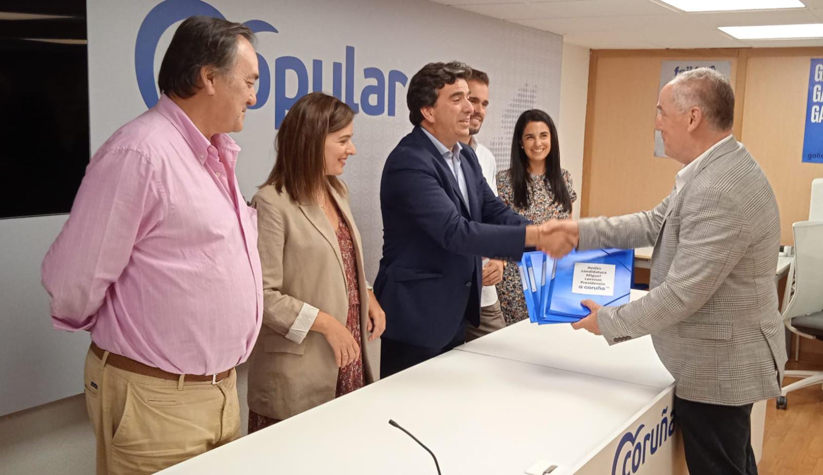 Miguel Lorenzo entrega los avales para ser candidato a la presidencia del PP de A Coruña