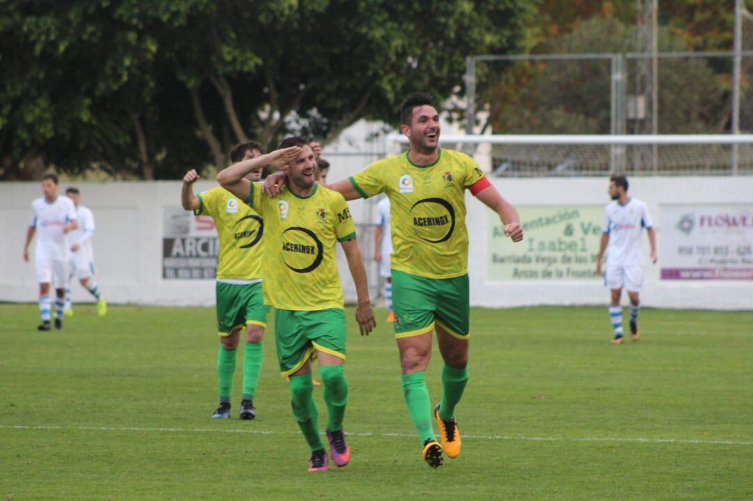 Vázquez y Mario celebran un gol .