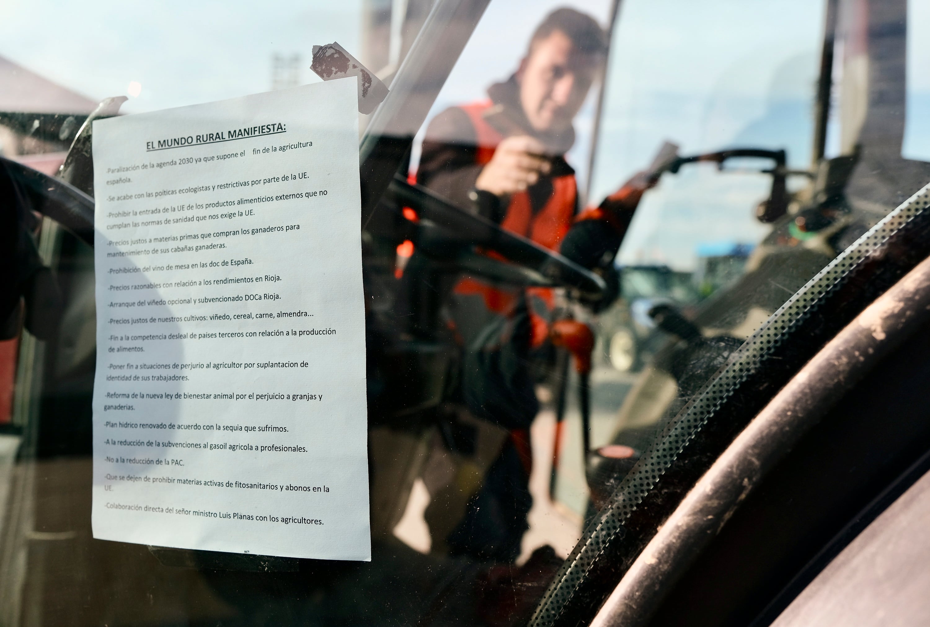 LOGROÑO, 07/02/2024.- Los agricultores han vuelto a tomar este miércoles con sus tractores las carreteras convencionales de La Rioja en la segunda jornada de sus movilizaciones, en la que, en determinados puntos, ha crecido la tensión porque &quot;los ánimos están caldeados, pero estamos tranquilos, que se nos vea un poquito&quot;. EFE/ Fernando Díaz
