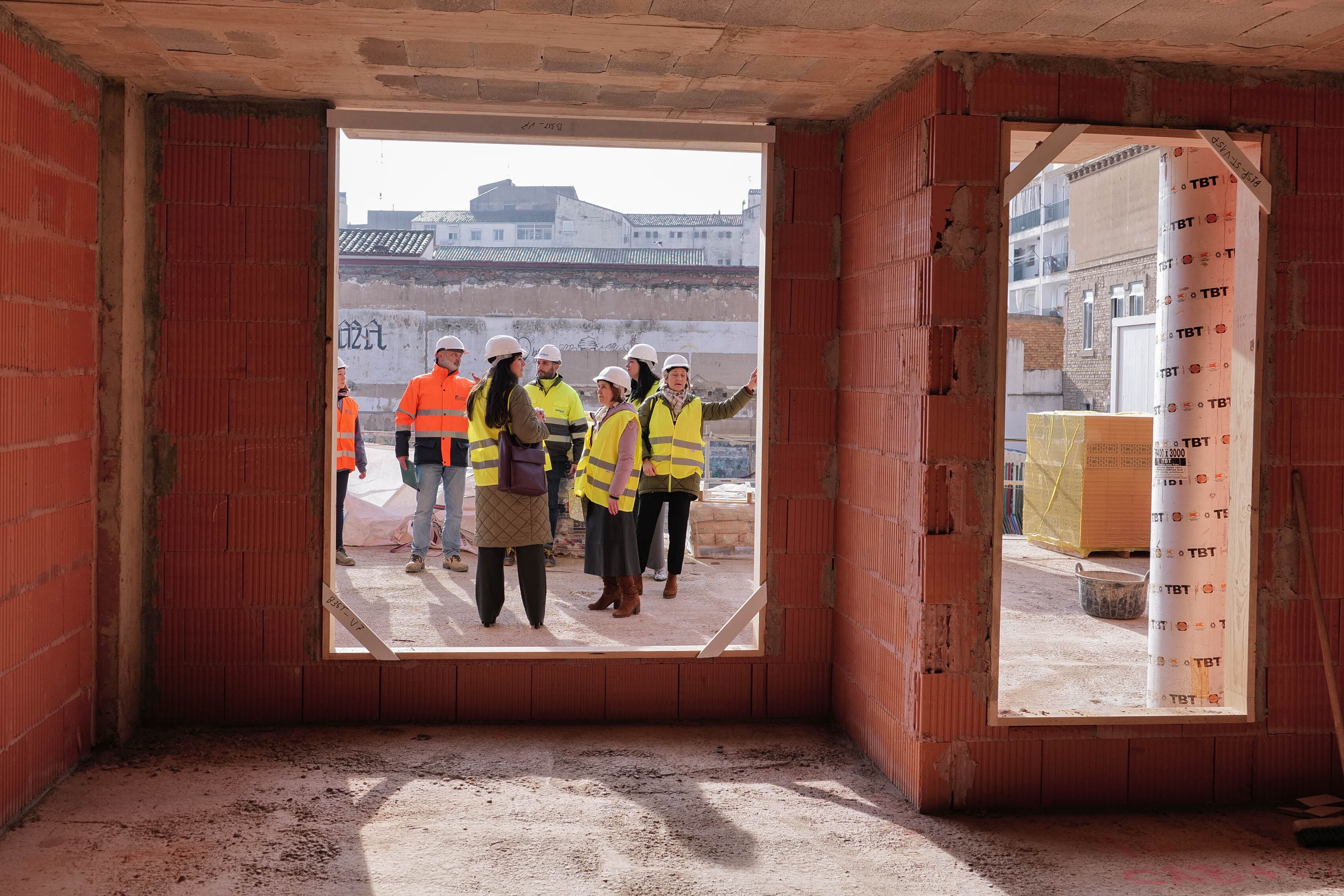 Visita de responsables de vivienda del Gobierno de Aragón a las obras