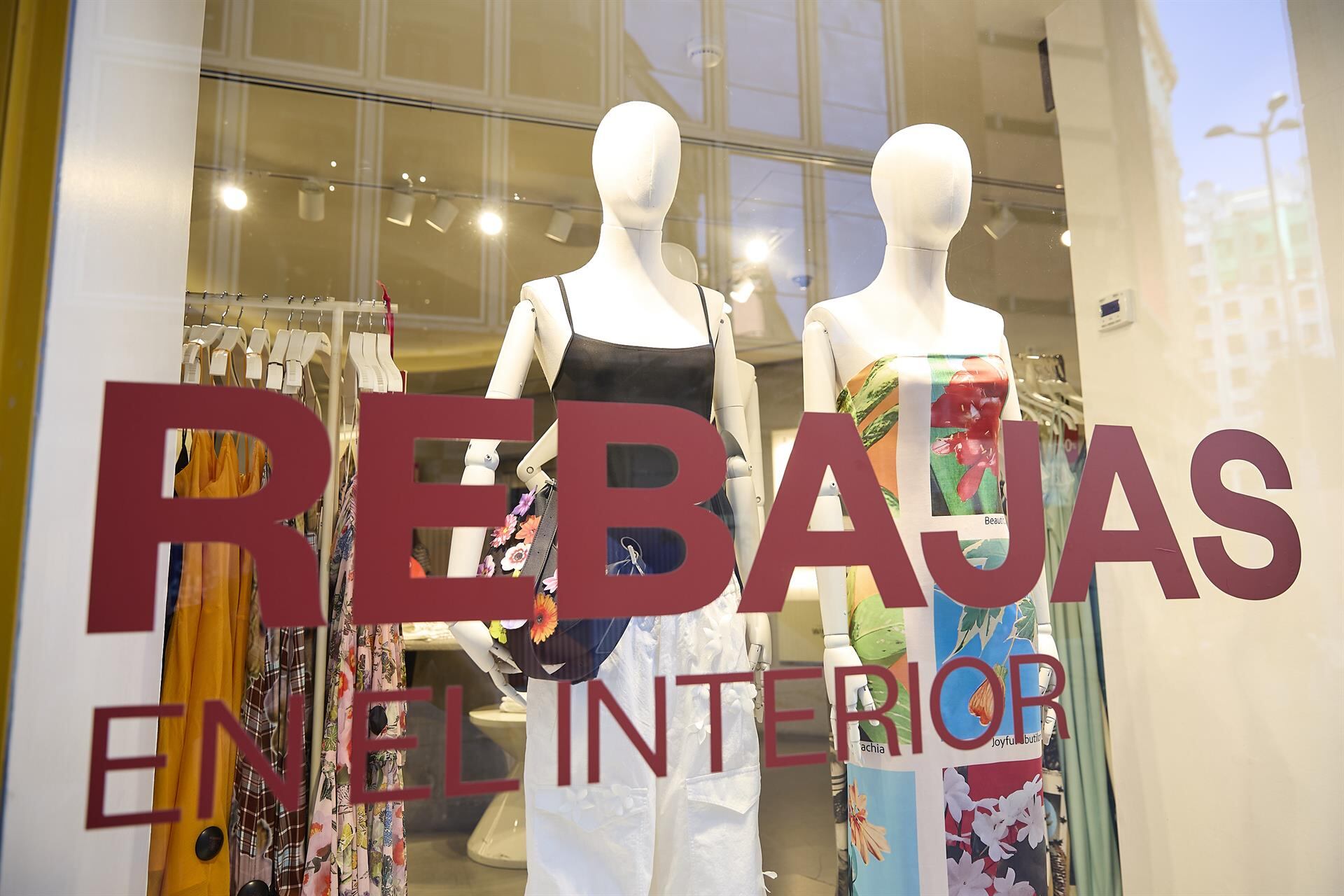 Archivo - Un escaparate anuncia las rebajas de una tienda.- Jesús Hellín - Europa Press