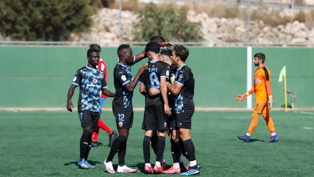 Los futbolistas del filial rojiblanco celebran uno de los tres goles.