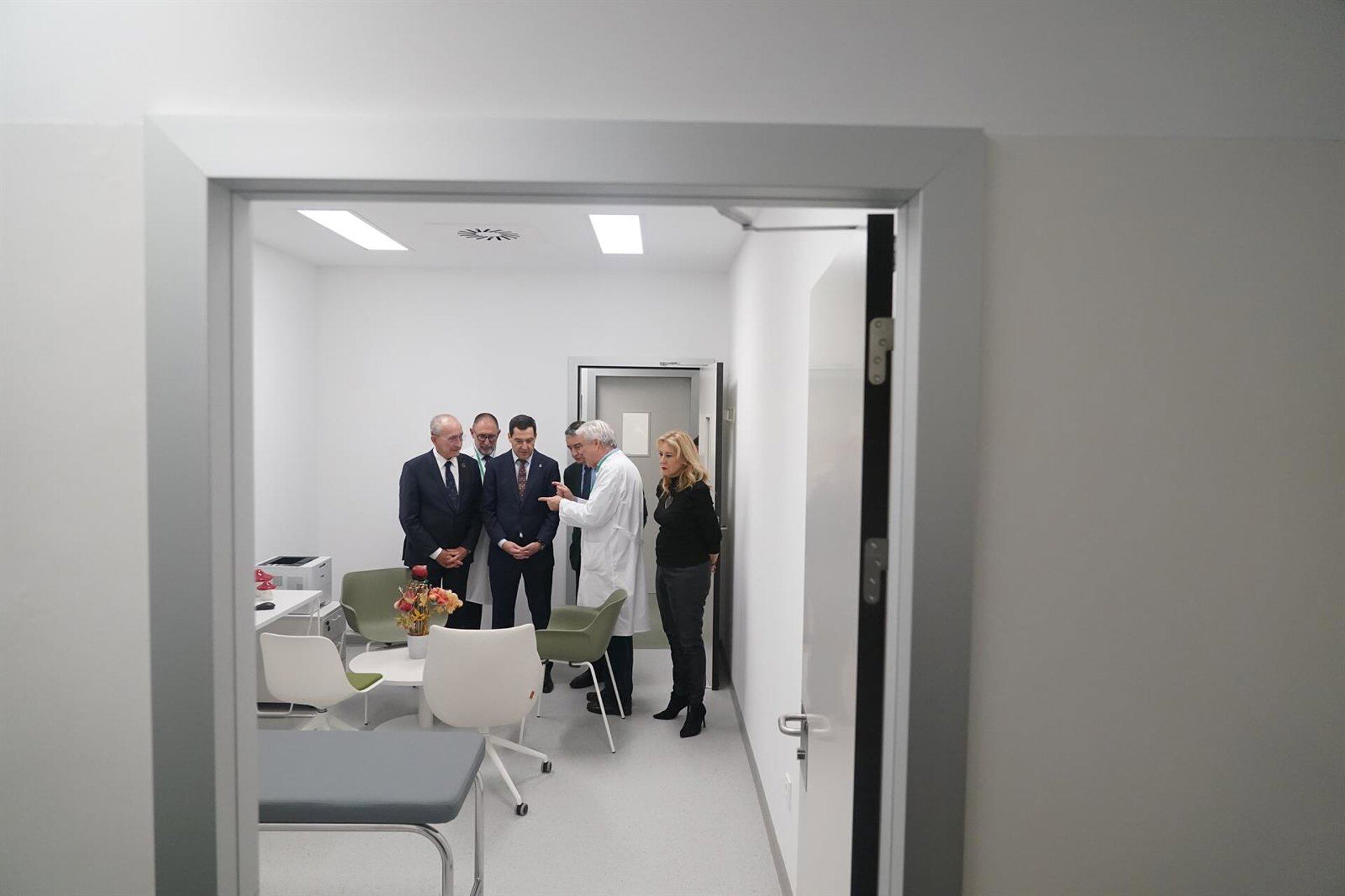 El presidente de la Junta de Andalucía, Juanma Moreno, asiste a la inauguración, en Málaga del centro de día oncohematológico del Hospital Universitario Virgen de la Victoria (Clínico). A 14 de noviembre de 2025, en Málaga (Andalucía, España). El nuevo centro de día oncohematológico del Clínico de Málaga es un proyecto diseñado en el marco de la arquitectura humanizada con mucha luz y gran amplitud, el nuevo espacio de 1351 metros cuadrados cuenta con 16 consultas de Oncología, 8 consultas hematológica, 31 sillones de tratamiento y 12 camas mas 4 de aislamiento. Para su puesta en funcionamiento se ha invertido mas de cuatro millones de euros.