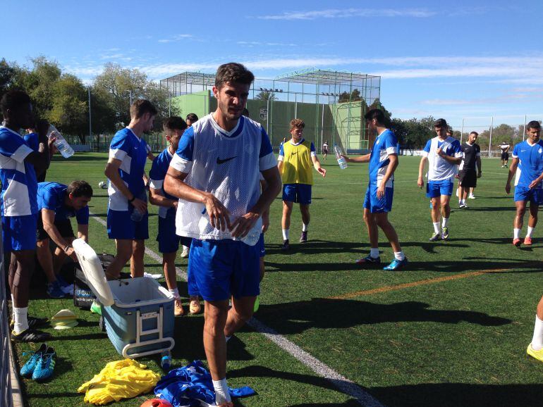 Adri Cuevas, en un entrenamiento del Hércules CF, en el CA Montemar