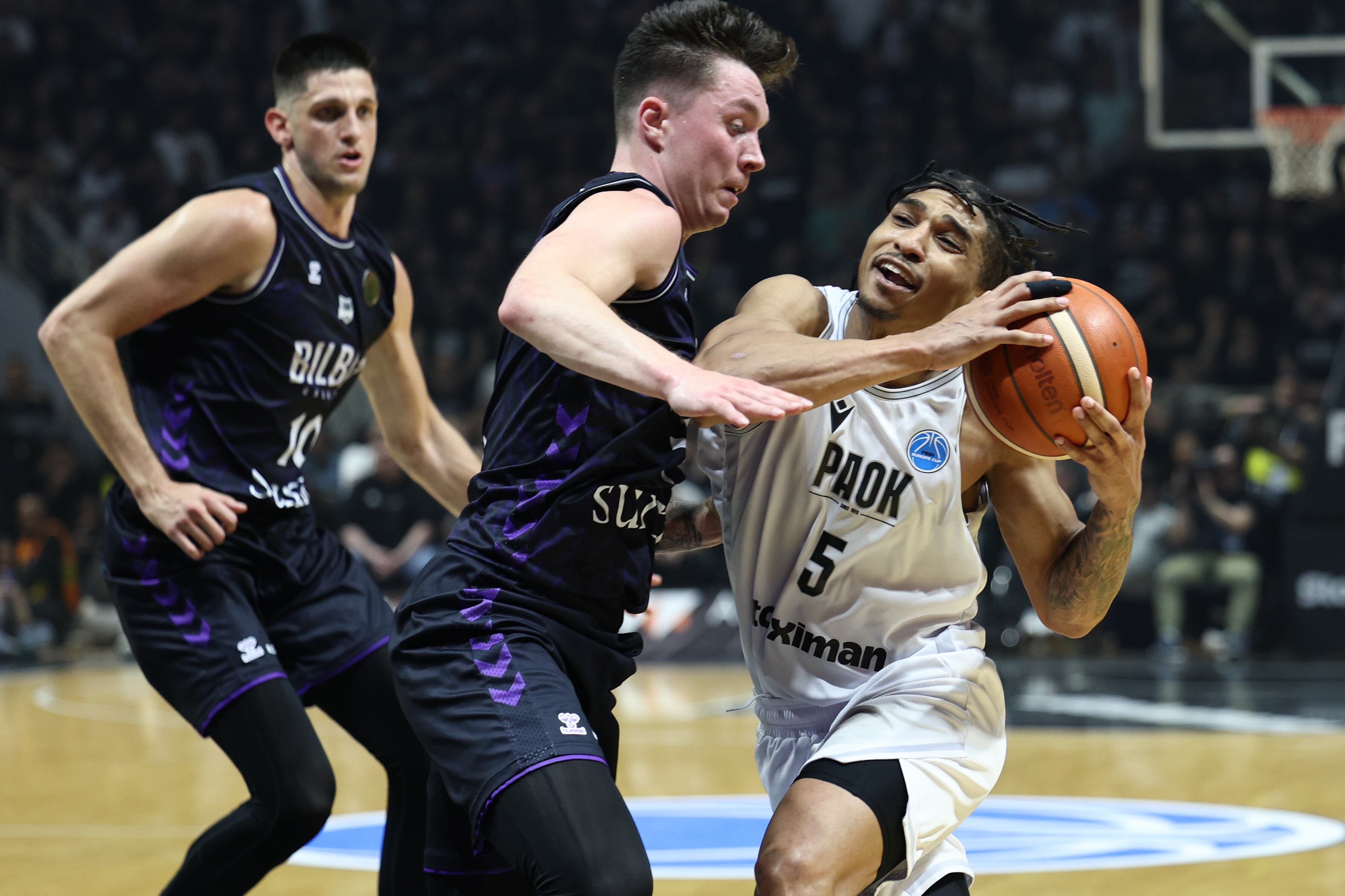 Justin Jaworski defiende a Tyree en el partido de ida de la final, disputado la semana pasada en Salónica