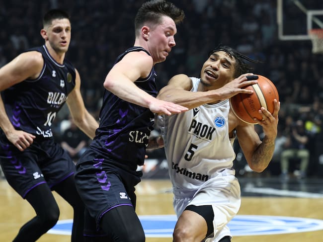 Justin Jaworski defiende a Tyree en el partido de ida de la final, disputado la semana pasada en Salónica