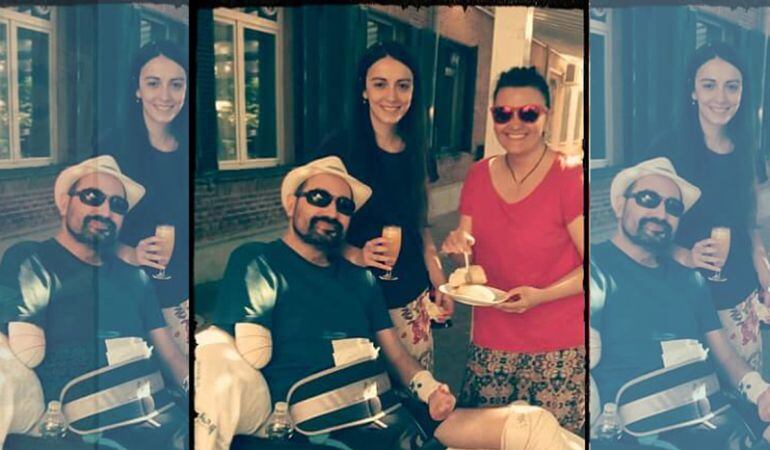 Ángel Martínez (izquierda), junto a su pareja María (centro) y una amiga (derecha),agradece las muestras de solidaridad de sus vecinos