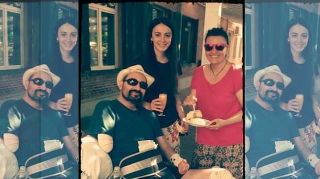 Ángel Martínez (izquierda), junto a su pareja María (centro) y una amiga (derecha),agradece las muestras de solidaridad de sus vecinos