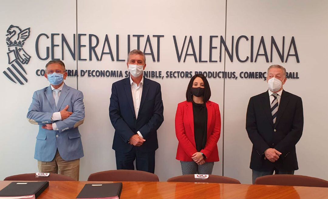 Un instante de la firma del convenio entre la conselleria y ATEVAL