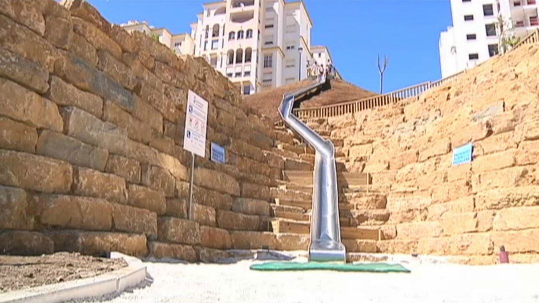 El polémica tobogán de Estepona (Málaga) ahora cerrado temporalmente