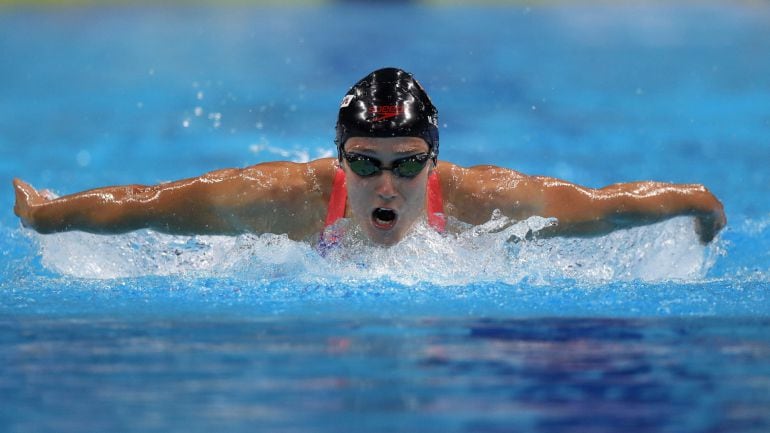 Mireia Belmonte nada durante la semifinal