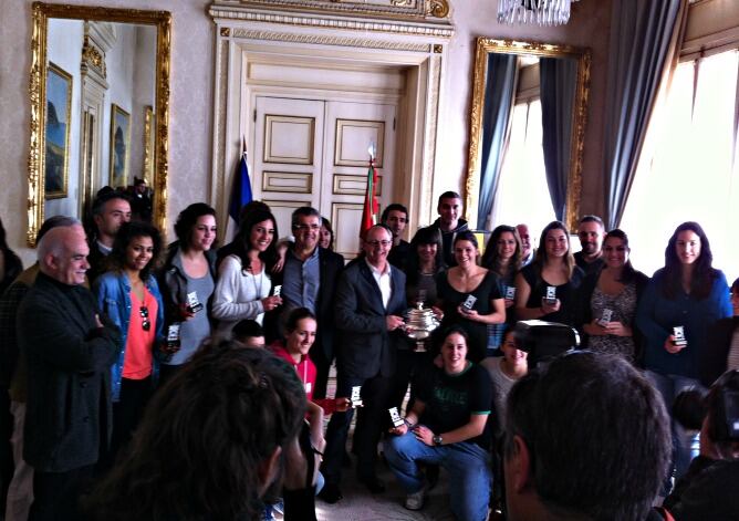 La plantilla del Bera Bera posa con el alcalde de San Sebastián, Juan Karlos Izagirre, con la Copa de la Reina.
