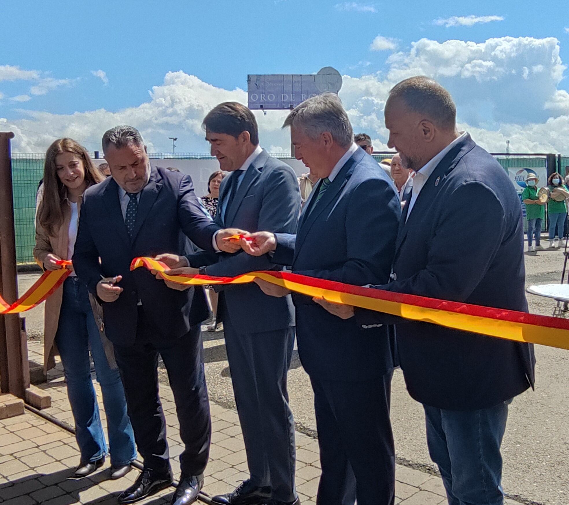 El consejero de Medio Ambiente, Juan Carlos Suárez Quiñones (en el centro) inaugura la Feria de Carracedelo