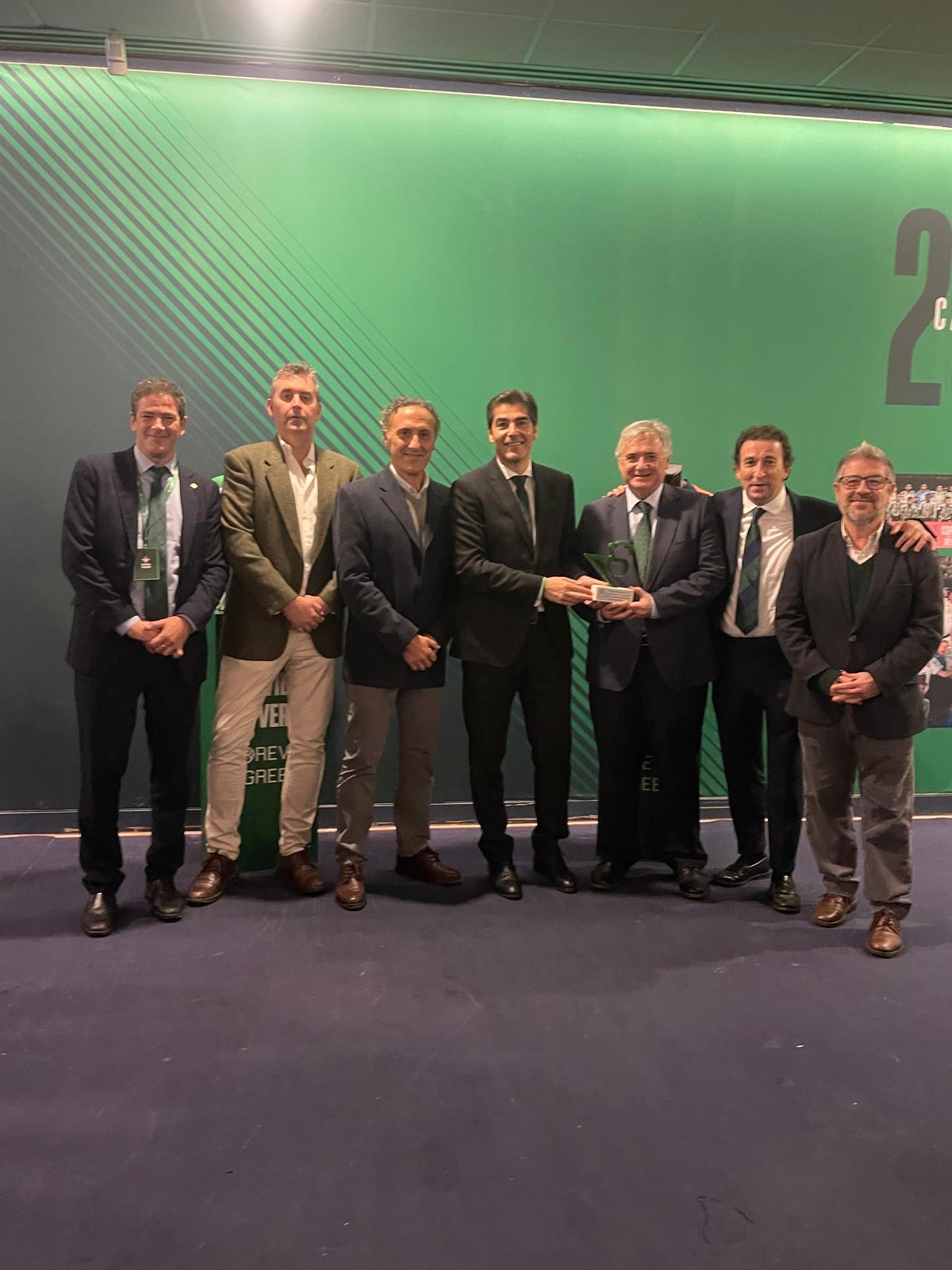 De izquierda a derecha: Ramón Alarcón (CEO del Betis), Florencio Ordóñez, Santiago Ortega, Ángel Haro (presidente del Betis), Antonio Yélamo, José Miguel López Catalán (vicepresidente del Betis) y Fran Ronquillo.