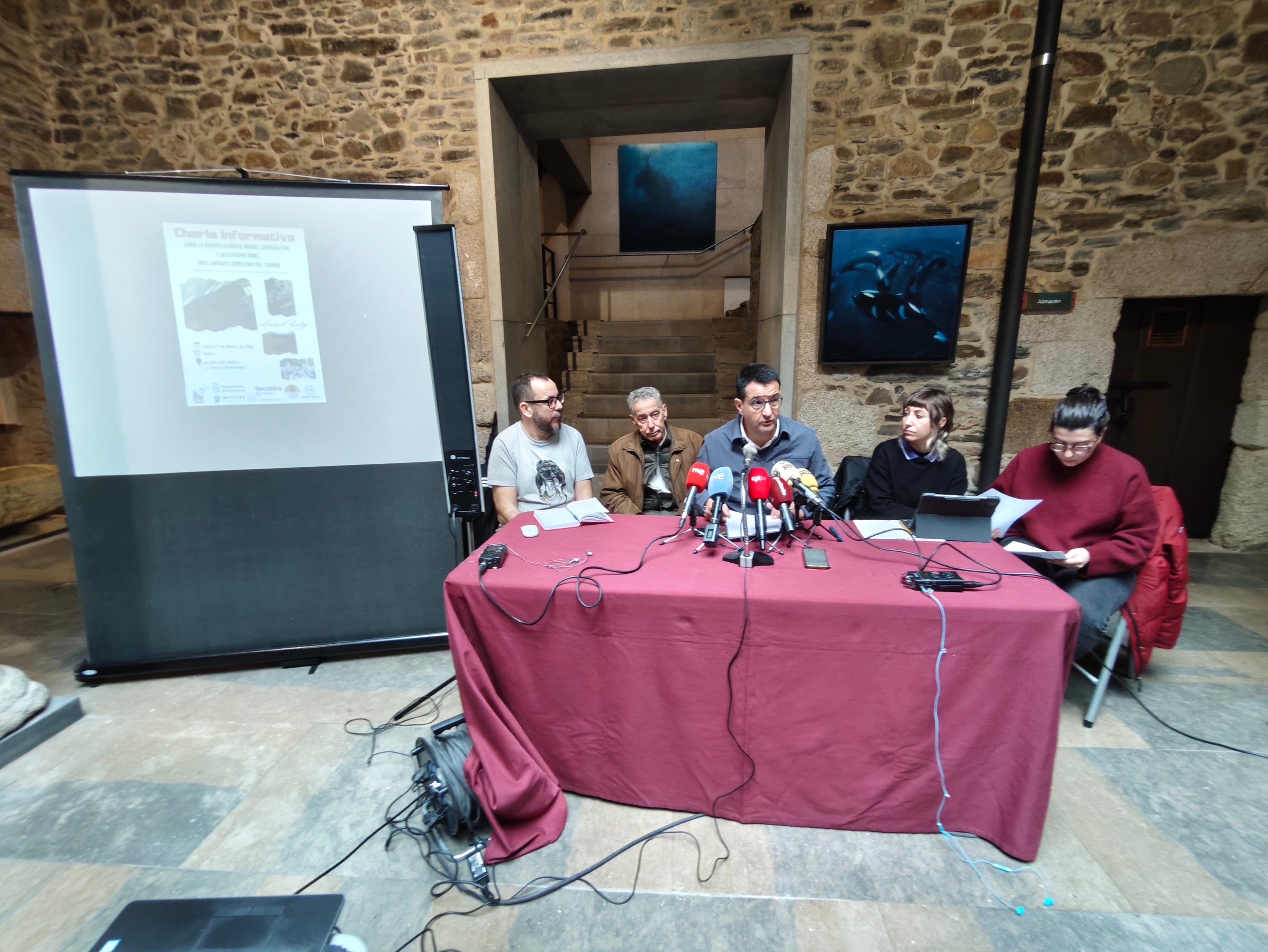 El director del Museo del Bierzo presentando a los miembros del equipo de Sputnik Labrego y al sobrino del guerrillero, Manuel Pita Girón