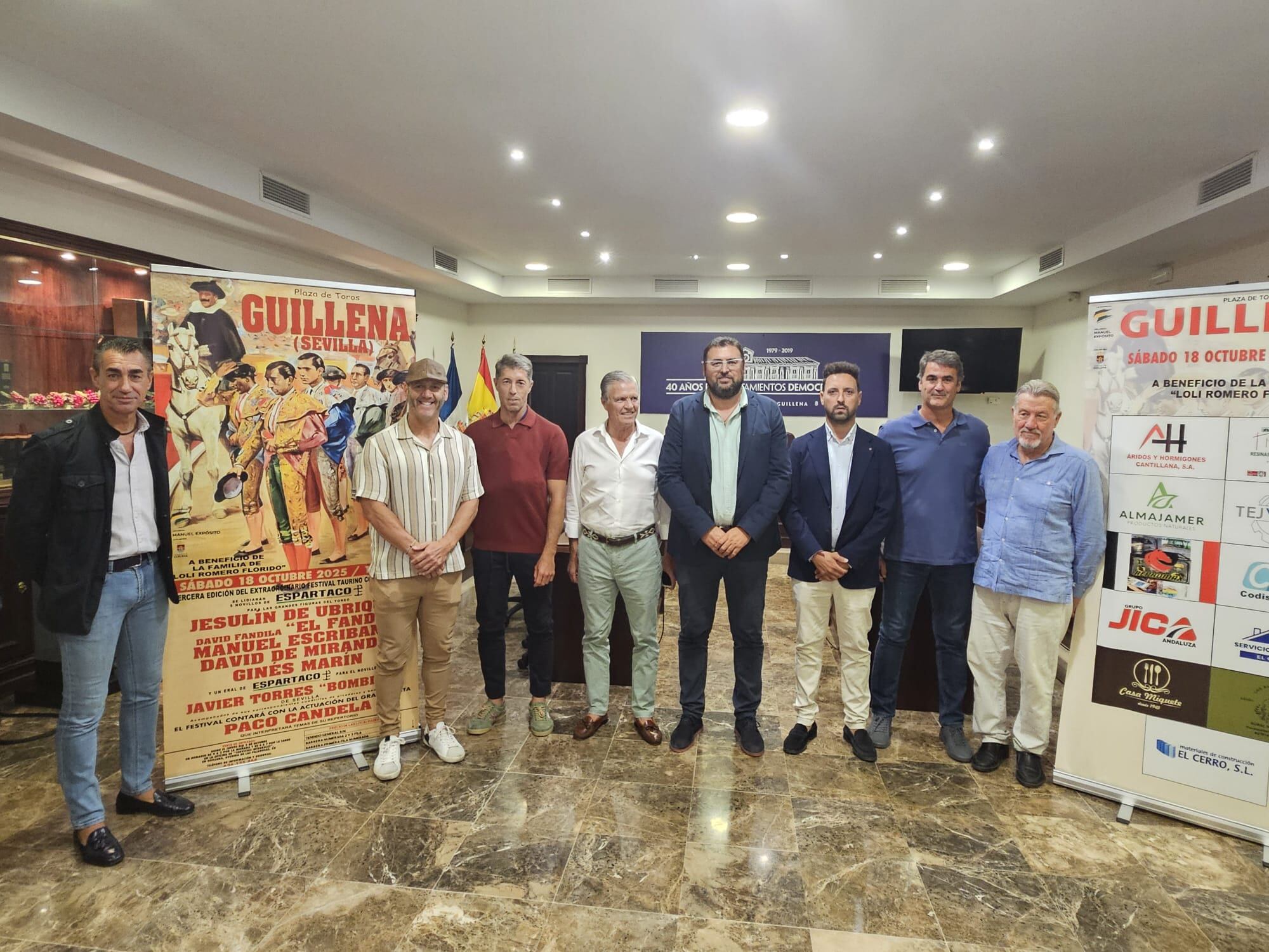 Foto de familia en la presentación del III Festival Taurino Benéfico de Guillena
