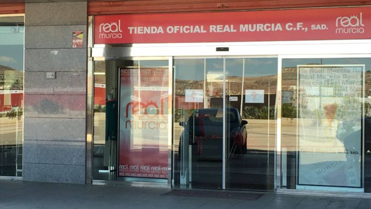 La firma Hummel, dueña de la tienda del Real Murcia, liquida material a 9,95 euros