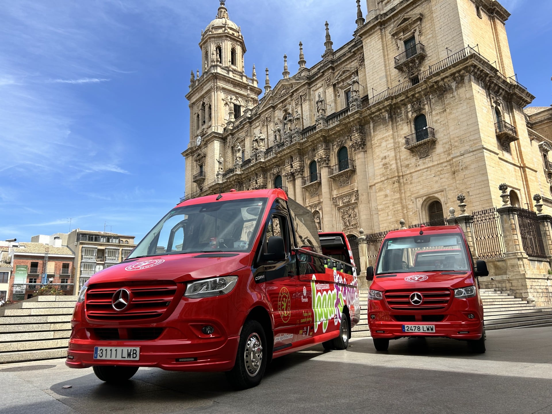 Dos autobuses turísticos de Lagarto Tours en la plaza de Santa María.