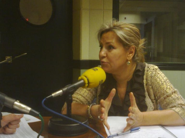 Rosa Valdeón en los estudios de Radio Zamora