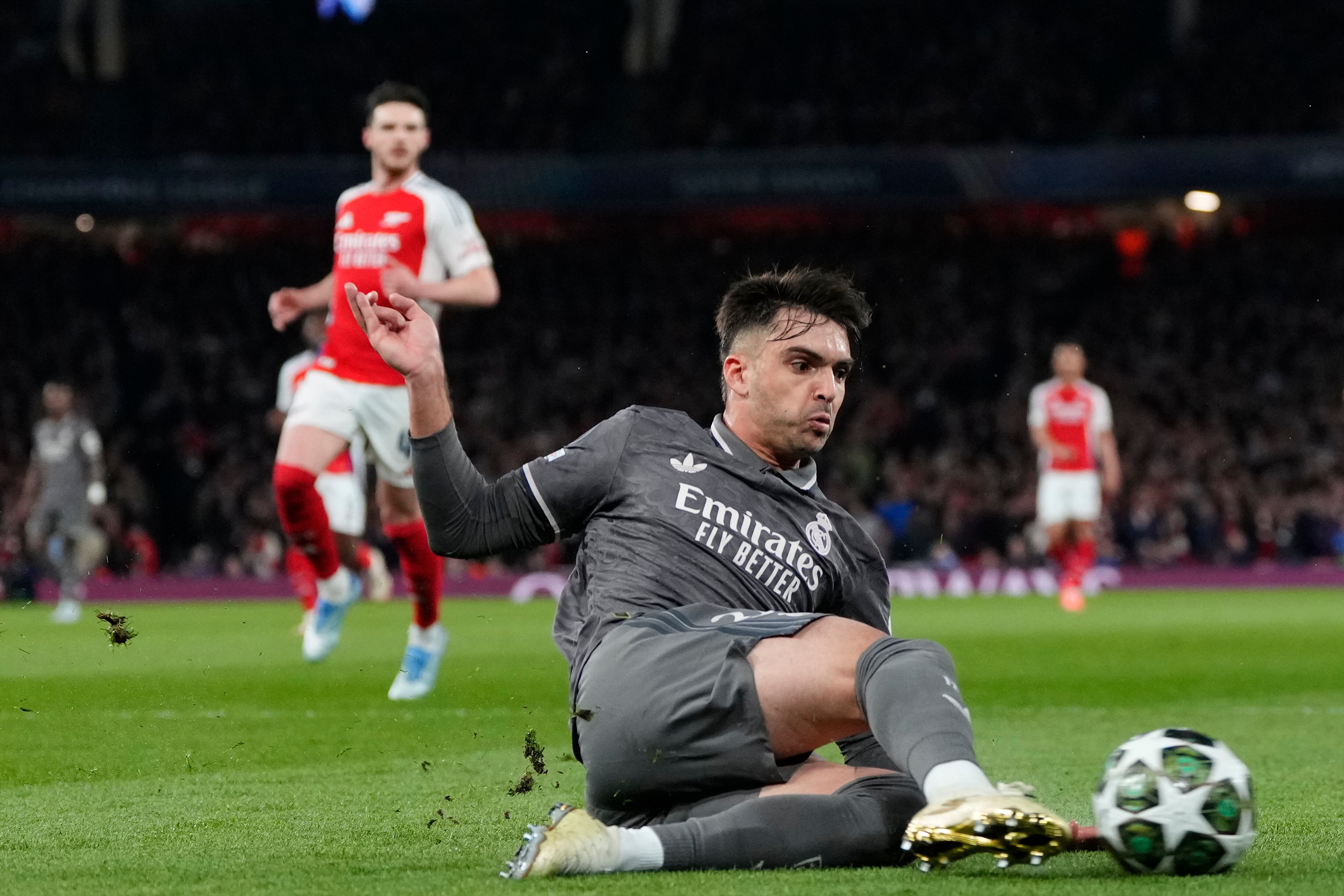 Raúl Asencio se lanza a por el balón en el Arsenal-Real Madrid