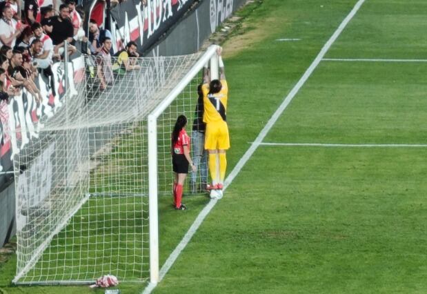 Dani Cárdenas repara la red de la portería del estadio de Vallecas / perfil de 'X' de Esport3