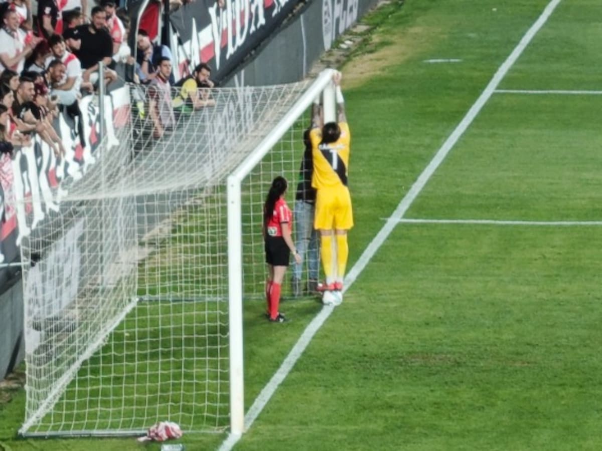 El inicio de la segunda parte del Rayo-Espanyol se retrasa por culpa de una red: Dani Cárdenas dejó la imagen de la jornada