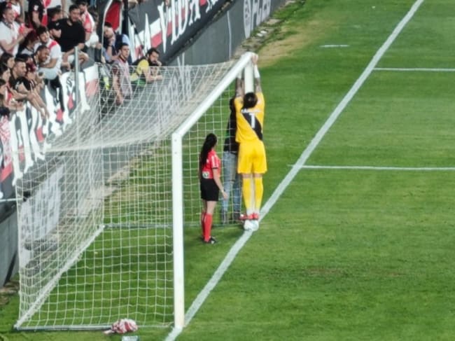 Dani Cárdenas repara la red de la portería del estadio de Vallecas / perfil de 'X' de Esport3