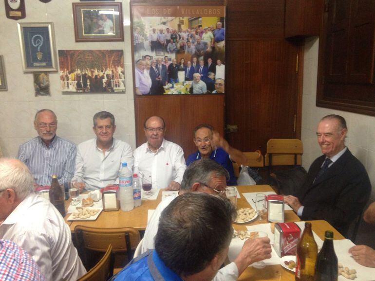 El director del Hospital y Ortuño con los Amigos del Villalobos