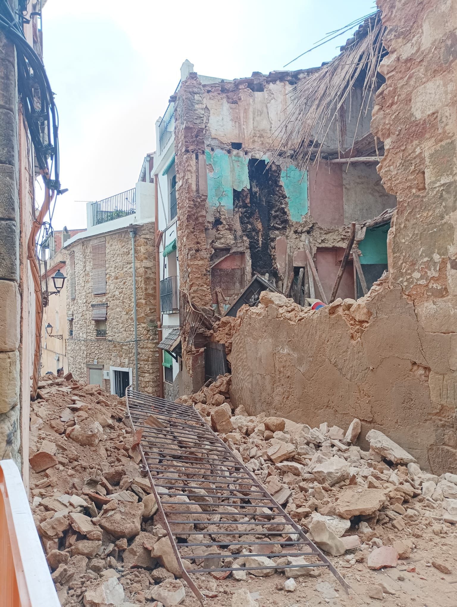 Casa derrumbada por las lluvias en Cabanes.