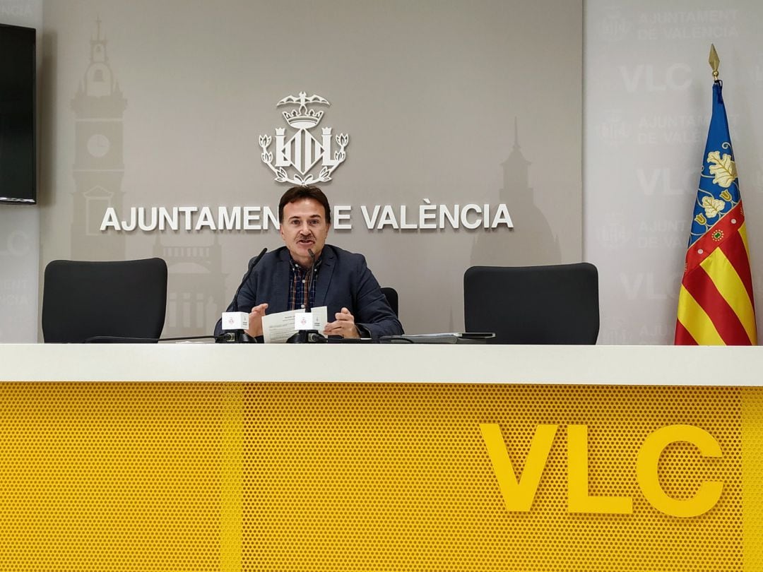 El concejal de Movilidad de València, Giuseppe Grezzi, ha presentado este miércoles el nuevo contrato de la zona de aparcamiento regulado