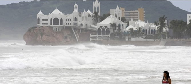 Jimena avanza hacia la península mexicana de Baja California