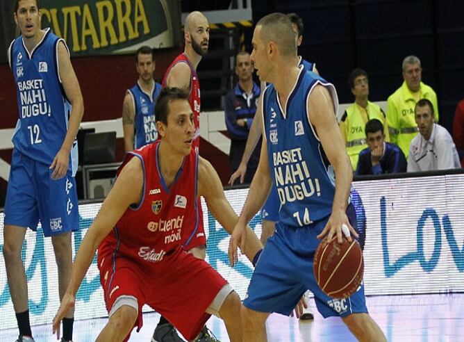 El capitán Javi Salgado sube un balón ante la oposición de Fede Van Lacke