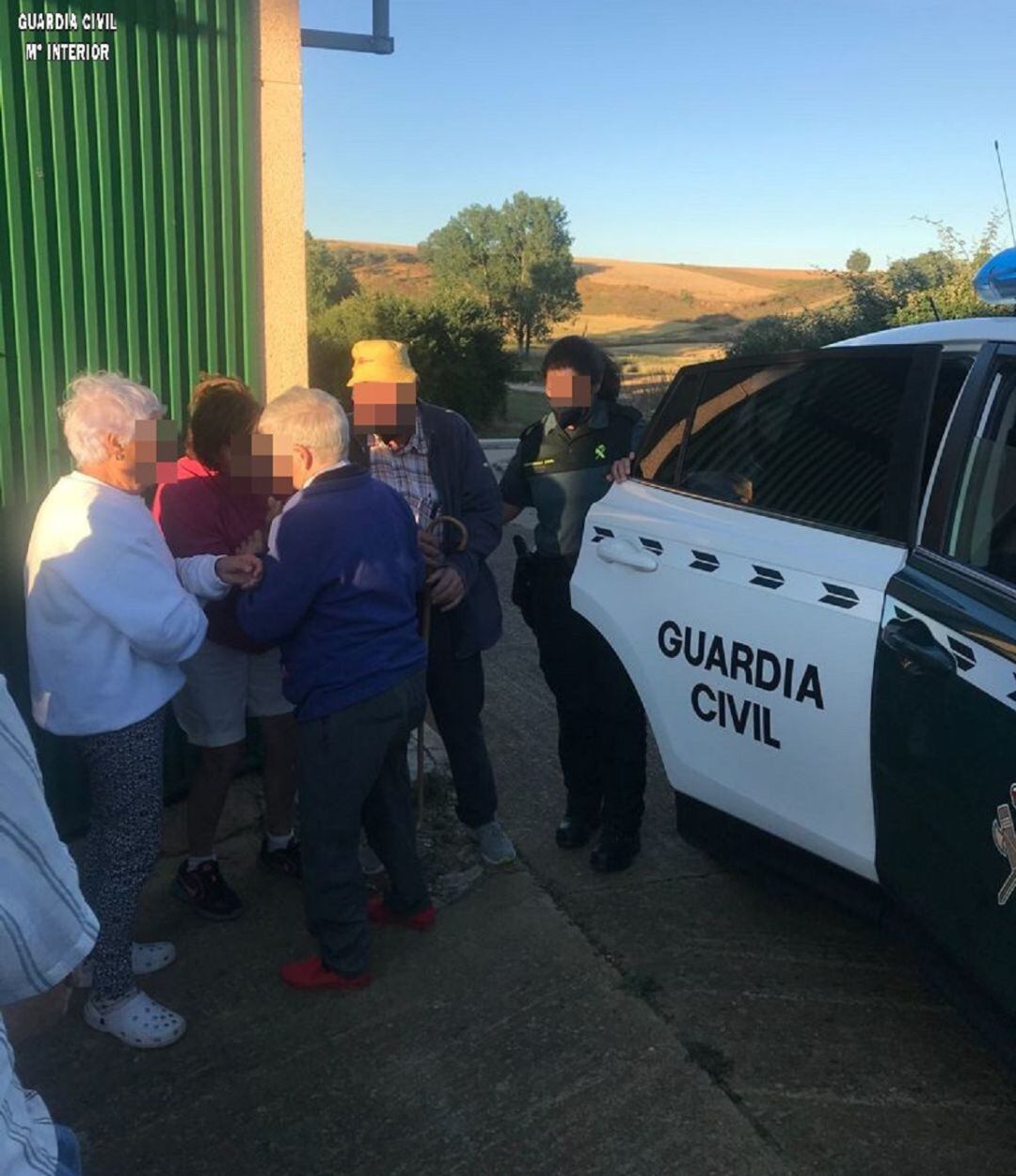 Momento en la la mujer es trasladada a su domicilio