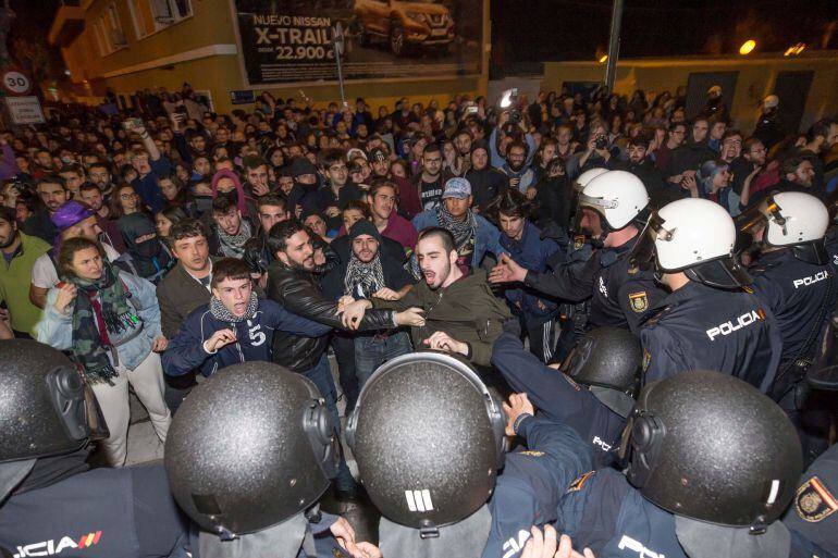 Imagen tomada anoche de los altercados en las vías entre manifestantes y policía.