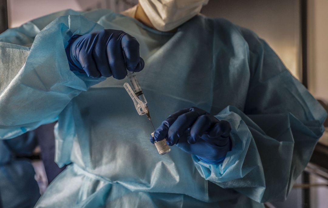 Un sanitario inyecta las dosis de la vacuna