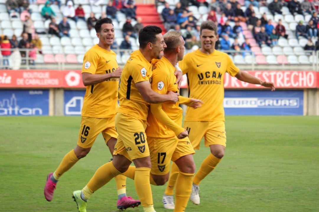 Aketxe celebrando su primer gol