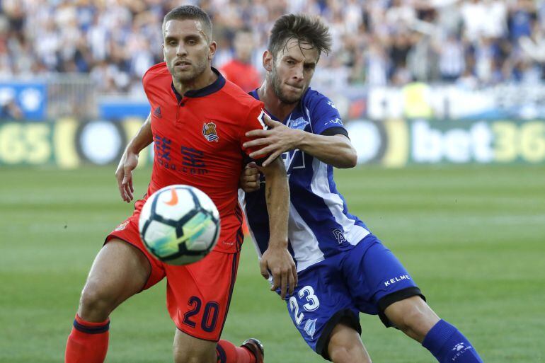 El jugador de la Real Sociedad Kevin Rodrigues, pelea un balón contra el jugador del Alavés Álvaro Medrán