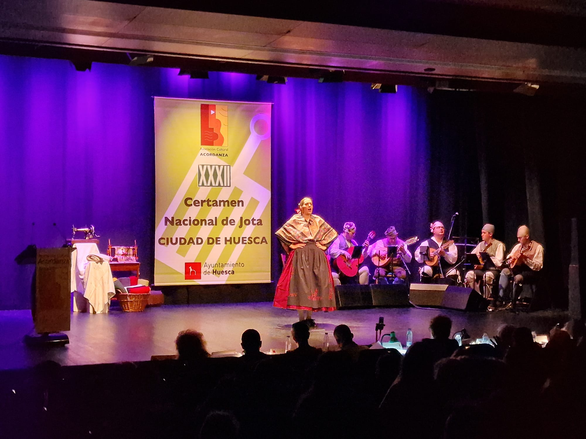 Una cantadora de jota, participante del Certamen Nacional de Jota &quot;Ciudad de Huesca&quot;